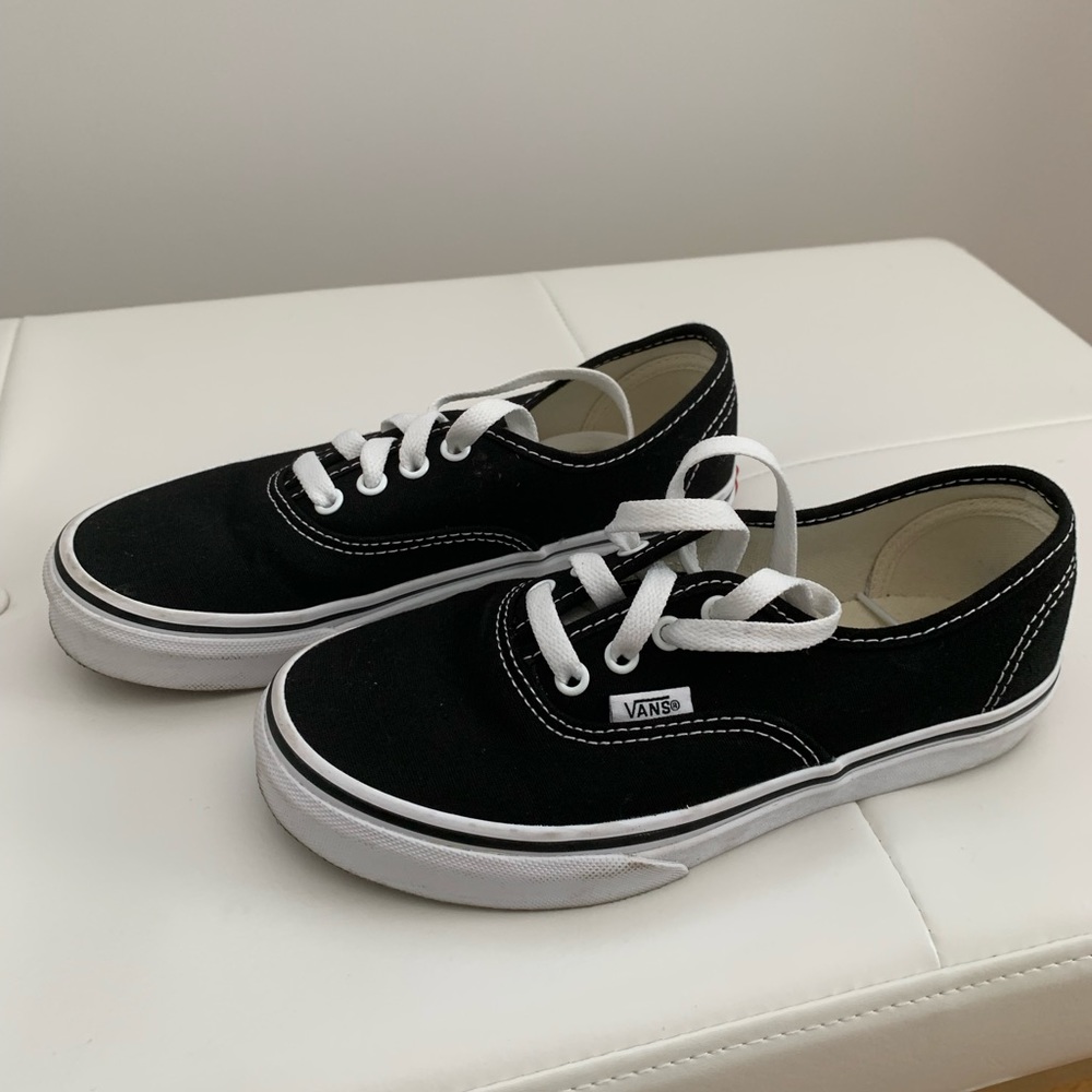 VANS Kids Authentic black sneakers size 2.5 very good condition worn twice